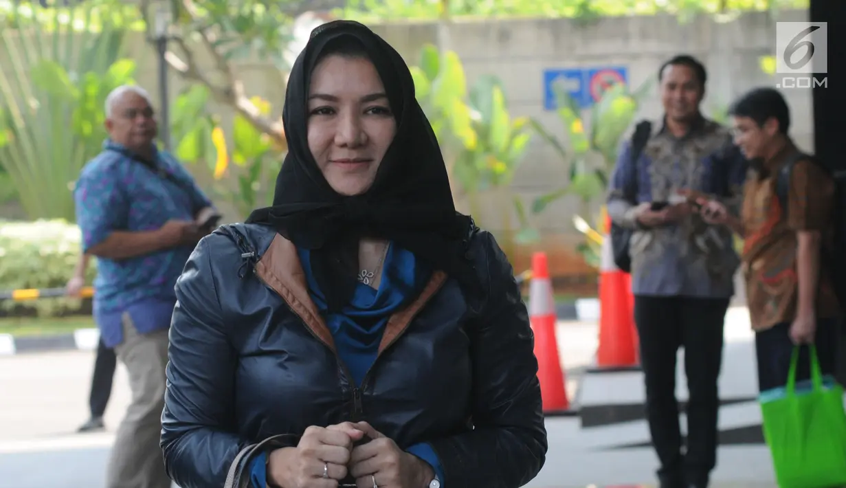 Terpidana Bupati Kutai Kartanegara Rita Widyasari tiba di Gedung KPK, Jakarta, Rabu (3/7/2019). Rita diperiksa sebagai tersangka dugaan tindak pidana pencucian uang (TPPU) senilai Rp 436 miliar terkait pemberian izin perkebunan kelapa sawit. (merdeka.com/Dwi Narwoko)