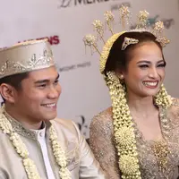 Acha Septriasa resmi dipersunting seorang pria tampan bernama Vicky Kharisma. Kebahagiaan ini tentu juga dirasakan ibunda Acha, Rita Emza, namun sang ibu juga merasa sedih dan berat melepas Acha. (Galih W. Satria/Bintang.com)