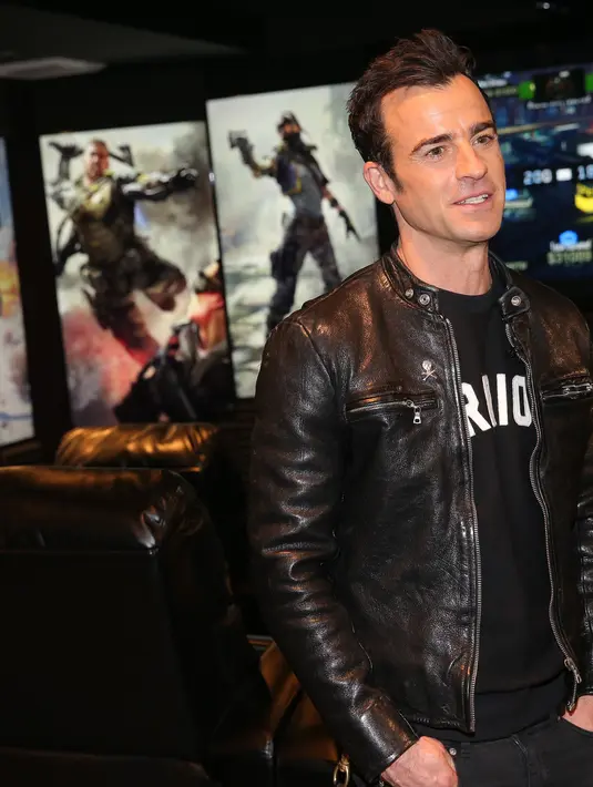 “Jika aku membawa pulang jaket kulit lagi ke rumah istriku akan membunuhku,” ucap Justin sambil bergurau. (AFP/Bintang.com)