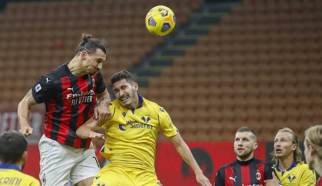 Striker AC Milan, Zlatan Ibrahimovic, membuat gol lewat tandukan kepala ke gawang Hellas Verona di masa injury time babak kedua dalam lanjutan Liga Italia Serie A pekan ke-7 di Stadion San Siro, Milan, Senin (9/11/2020). AC Milan bermain imbang 2-2 dengan Hellas Verona.(AP Photo/Antonio Calanni).