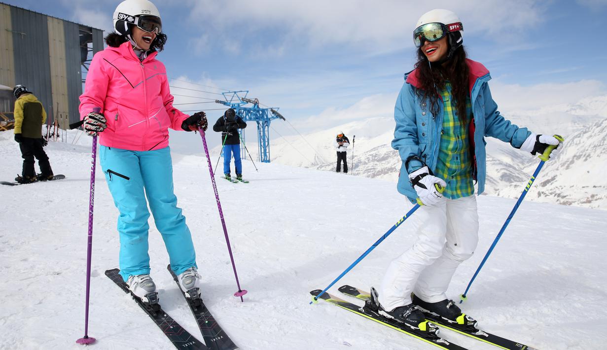 Pemain ski wanita bersiap menuruni lereng di resor ski Dizin, utara ibu kota Tehran, Iran, Kamis (8/3). Kompleks ski Dizin adalah resor ski sekaligus tempat olahraga musim dingin pertama di Iran. (AP Photo/Vahid Salemi)