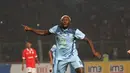 Striker Persela, Herman Dzumafo Epandi, merayakan gol ke gawang Persija dalam laga Torabika Soccer Championship 2016 di Stadion Utama Gelora Bung Karno, Jakarta, Jumat (13/5/2016). (Bola.com/NIcklas Hanoatubun)