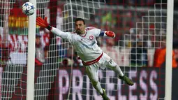 Kiper Olympiacos, Roberto menghalau bola pada lanjutan Liga Champions Gurp F di Stadon Allianz Arena, Munich, Jerman, Rabu ( 25/11/2015) dini hari WIB. (REUTERS/Michael Dalder)  