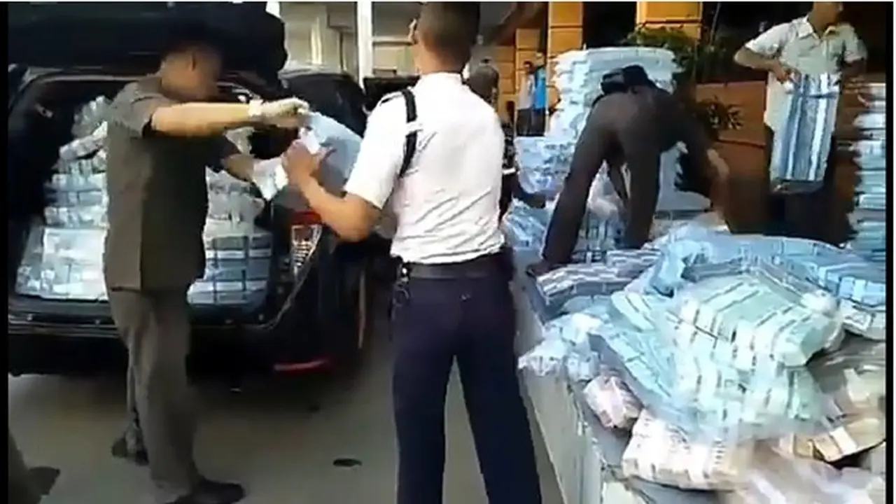 Video Orang Lempar Duit Bak Karung Beras Ini Bikin Jiwa 'Miskin' Netizen Meronta