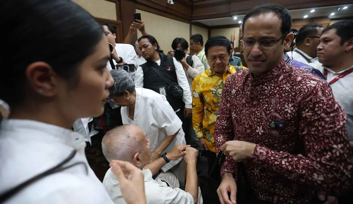 Mantan Menteri Pendidikan, Kebudayaan, Riset, dan Teknologi (Mendikbudristek), Nadiem Anwar Makarim (kanan), usai sidang pembacaan tuntutan di Pengadilan Tindak Pidana Korupsi Jakarta, Rabu 13 Mei 2026. (Kapanlagi.com/Budy Santoso)