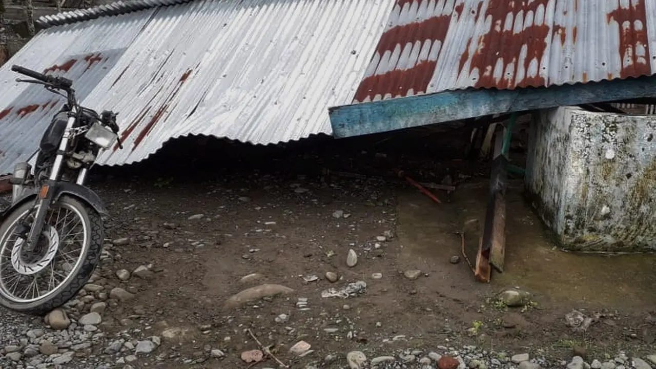 Rumah rusak akibat hujan es disertai angin kencang di Aceh