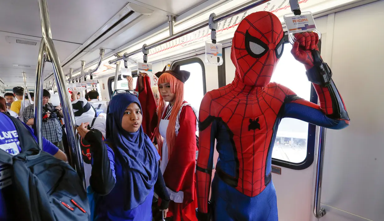 Seorang cosplayer berkostum Spider-Man menaiki Light Rail Transit saat ambil bagian dalam acara cosplay di Kuala Lumpur, Malaysia, Sabtu, 8 Juli 2017. Sejumlah tokoh karakter animasi tiba-tiba muncul di tengah-tengah ruang publik. (AP Photo/Vincent Thian)