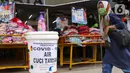 Tempat cuci tangan disediakan di depan toko di Pasar Baru (9/6/2020). Jelang pemberlakuan normal baru sejumlah toko di kawasan tersebut mewajibkan para pembeli untuk cuci tangan terlebih dahulu untuk menekan penyebaran covid 19. (Liputan6.com/Angga Yuniar)