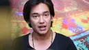 Adipati memerankan sosok Yudhis yang memiliki sifat posesif. Tidak mau kehilangan kekasih, ia rela melakukan hal-hal apapun sebagai bentuk cintanya. Demi peran tersebut, ia juga menggali memori lamanya. (Adrian Putra/Bintang.com)