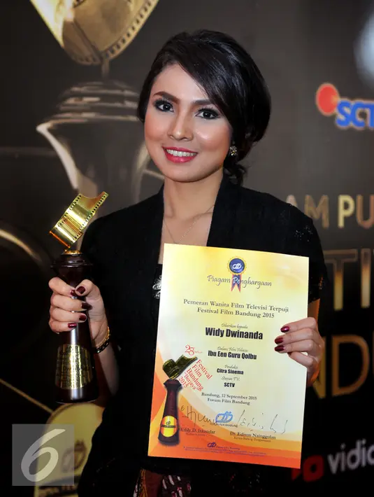 Widy Dwinanda mendapat penghargaan sebagai Peran Pembantu Wanita Terpuji di Festival Film Bandung 2015, Bandung, Sabtu (13/9/2015). (Liputan6.com/Faisal R Syam)
