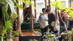 Suasana rumah duka almarhum Didi Widiatmoko atau lebih akrab disapa Didi Petet di kawasan Ciputat, Tangsel, Jumat (15/5/2015). Didi Petet meninggal di usia 58 tahun karena diduga menderita asam lambung. (Liputan6.com/Helmi Afandi)