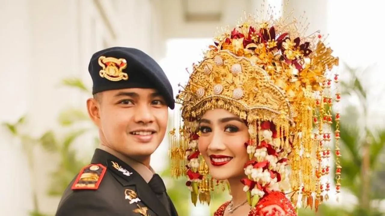 6 Pesona Glamor Febby Rastanty dalam Balutan Adat Palembang di Resepsi Pernikahan Bersama Drajad Djumantara