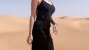 Wika Salim sendiri tampak berputar-putar mengelilingi padang pasir sambil tersenyum gembira. (FOTO: instagram.com/wikasalim)