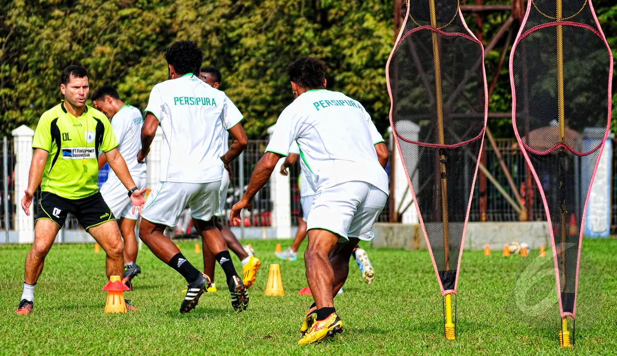 Persipura Jayapura jalani sesi latihan fisik jelang Piala AFC 2015 di Lapangan C Senayan, Jakarta, Rabu (6/5/2015). Tampak pelatih Persipura, Oswaldo Lessa memberikan arahan kepada anak asuhnya. (Liputan6.com/Yoppy Renato)