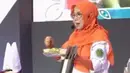 <p>Sisca Soewitomo, tetap tak kaku walau rambutnya tertutup. Bahkan, ia tampak luwes saat memberikan pengarahan soal makanan. (Foto: Instagram/@sisca.soewitomo)</p>