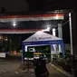 Suasana di gerbang Komplek Perumahan Modern Hills di Pamulang, Kota Tangerang Selatan (Tangsel), yang dijaga ketat petugas keamanan, Selasa (27/4/2021) malam. (Liputan6.com/Pramita Tristiawati)