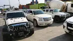 Mobil mewah sitaan KPK dari Bupati Hulu Sungai Tengah (HST) nonaktif Abdul Latif tiba di Pelabuhan Tanjung Priok, Jakarta, Senin (19/3). Kendaraan itu diduga hasil gratifikasi dan TPPU yang menjerat Abdul Latif. (Liputan6.com/Angga Yuniar)