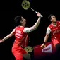 Ganda putra bulu tangkis Indonesia Mohammad Ahsan (kanan) dan Kevin Sanjaya Sukamuljo bersaing dengan pasangan India Satwiksairaj Rankireddy dan Chirag Shetty pada final putra turnamen bulu tangkis Piala Thomas 2022 di Impact Arena, Bangkok, Thailand, Minggu (15/5/2022). Ahsan/Kevin harus mengakui keunggulan pasangan India 21-18, 21-23, 19-21. (Manan VATSYAYANA / AFP)