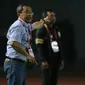 Pelatih kepala Persebaya Surabaya, Aji Santoso saat babak penyisihan Grup C Piala Presiden 2022 antara Bhayangkara FC melawan Persebaya Surabaya di Stadion Gelora Bandung Lautan Api, Bandung, Senin (13/06/2022). (Bola.com/Bagaskara Lazuardi)