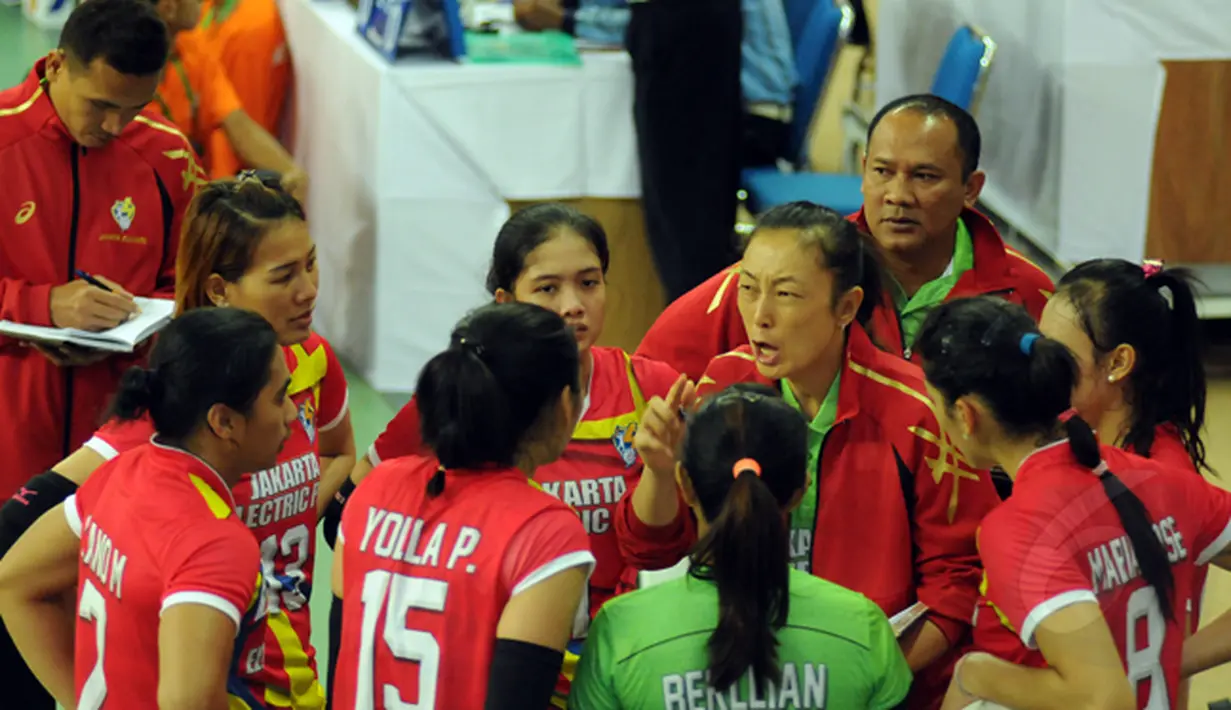 Pelatih tim putri Jakarta Electric PLN, Tien Mei memberikan arahan pada anak asuhnya saat laga melawan Jakarta PGN Popsivo di Pertamina Proliga 2015, Dome Balikpapan, (8/2/2015). Jakarta PGN Popsivo unggul 3-2. (Liputan6.com/Helmi Fithriansyah)