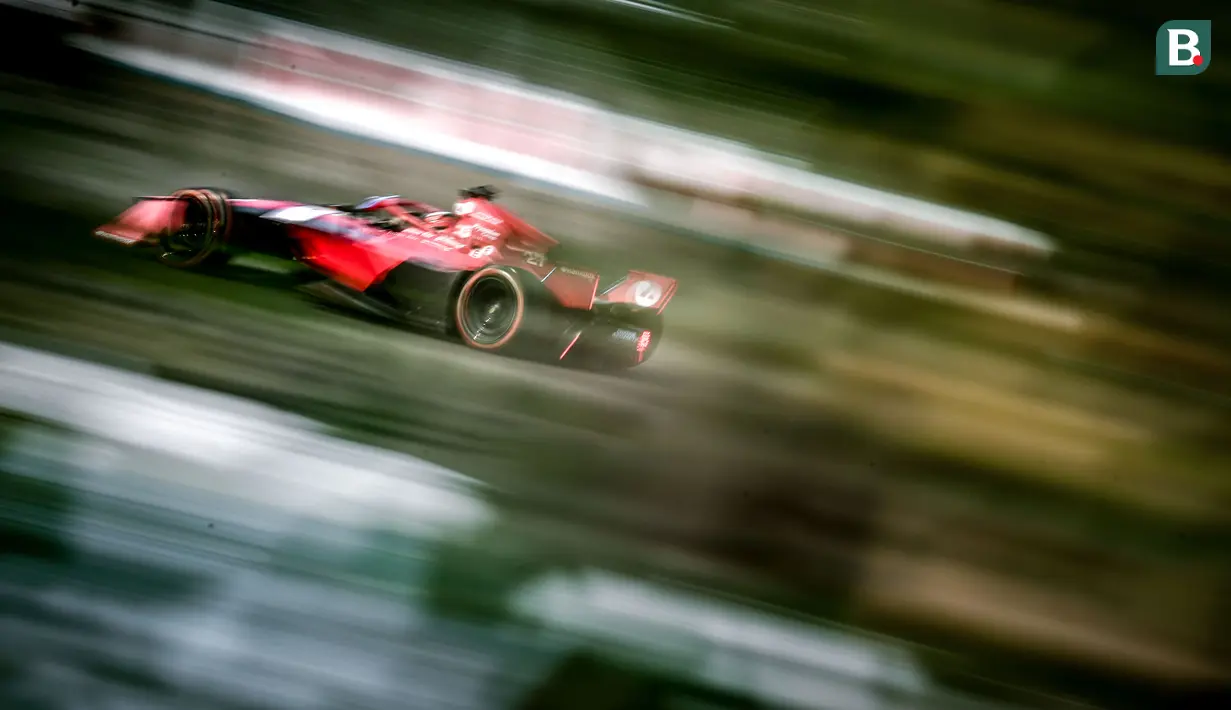 Pembalap Avalanche Andretti, Jake Dennis memacu mobilnya saat balapan Jakarta E-Prix 2023 round-11 di Jakarta International E-Prix Circuit, Ancol, Jakarta, Minggu (04/06/2023). (Bola.com/Bagaskara Lazuardi)