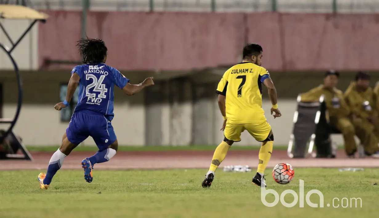 Aksi Zulham Zamrun dilapangan mendapat cibiran dari Bobotoh, namum kemenangan Persib Bandung menghapus kekesalan suporter pada babak 8 besar Piala Presiden 2017 di Stadion Manahan, Solo, Sabtu (25/2/2017). (Bola.com/Nicklas Hanoatubun)