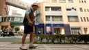 Mantan petinju profesional Jepang, Iwao Hakamada (82) yang dijatuhi hukuman mati, berjalan di Hamamatsu, Prefektur Shizuoka, 28 Agustus 2018.  Sejak divonis hukuman mati, Hakamada sudah menanti pelaksanaan eksekusinya selama 50 tahun. (KAZUHIRO NOGI/AFP)