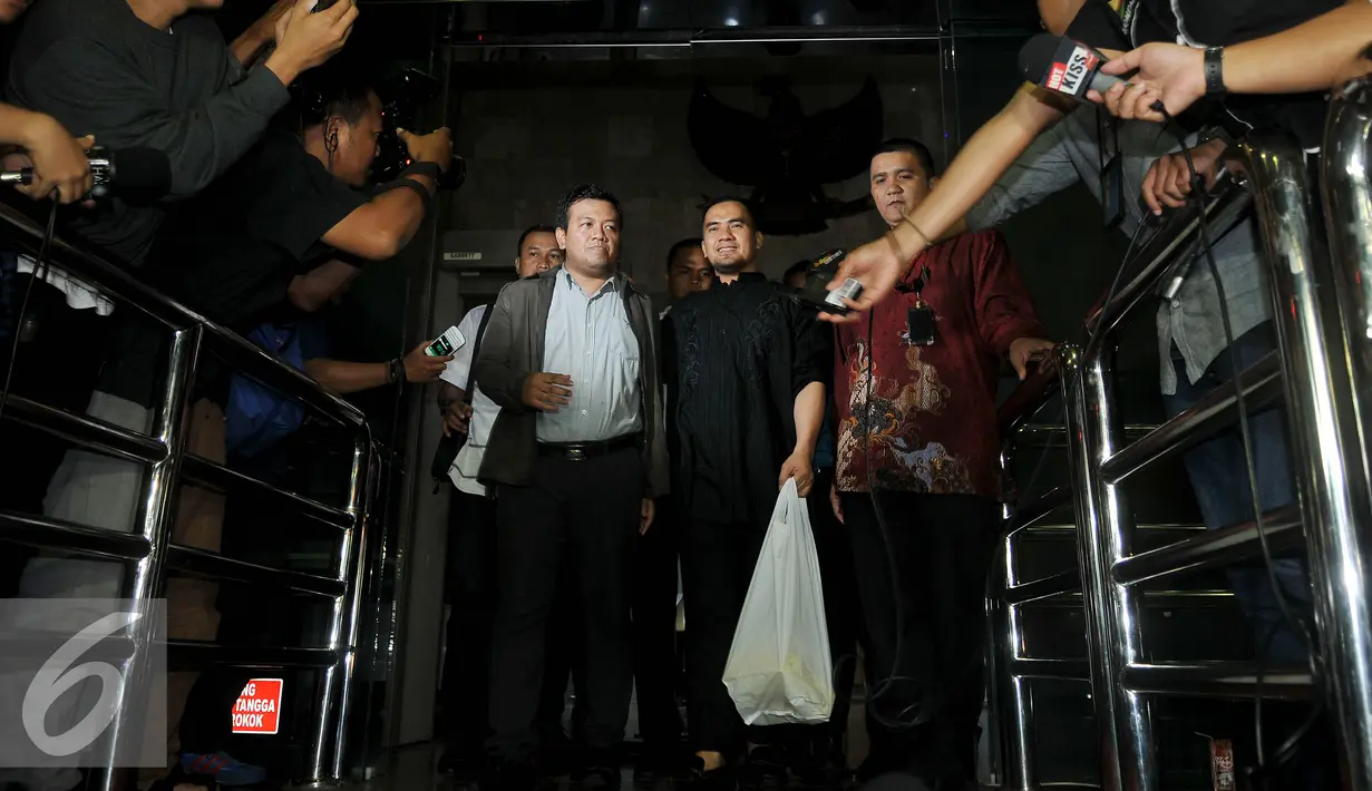 Saipul Jamil keluar dari Gedung KPK, Jakarta, Senin (18/7). Saipul diperiksa sebagai saksi dalam perkara tindak pidana korupsi penerimaan hadiah atau janji pada perkara PN Jakarta Utara dengan tersangka Rohadi. (Liputan6.com/Johan Tallo)