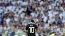 Bintang Argentina, Lionel Messi, tampak sedih usai ditahan imbang Islandia pada laga Grup D Piala Dunia di Stadion Spartak, Moskow, Sabtu (16/6/2018). Dirinya gagal penalti, Argentina ditahan imbang 1-1 oleh Islandia. (AFP/Antonio Calanni)