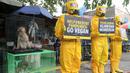 Aktivis People for the Ethical Treatment of Animals (PETA) menggunakan Alat Pelindung Diri (APD) saat melakukan aksi protes di Pasar Hewan Jatinegara, Jakarta, Selasa (12/11/2024). (Liputan6.com/Herman Zakharia)