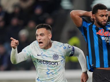 Pemain Inter Milan, Lautaro Martinez, melakukan selebrasi setelah mencetak gol ke gawang Atalanta pada pekan ke-17 Liga Italia di Stadion Gewiss, Bergamo, pada Senin (29/12/2025) dini hari WIB. Nerazzurri menang 1-0. (Spada/LaPresse via AP)