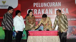 Menteri Dalam Negeri Tjahjo Kumolo (kedua kanan) menandatangani Gerakan Desa di Jakarta, Selasa (7/4/2015). Para menteri tersebut melakukan sinkronisasi pembangunan desa. (Liputan6.com/Helmi Afandi)
