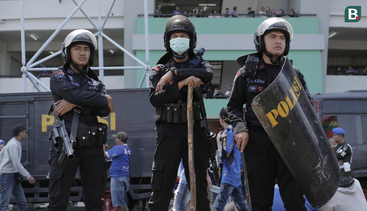 Petugas kepolisian berjaga di gerbang masuk Stadion GBLA, Jawa Barat, Minggu (23/9/2018). Pengamanan jelang laga Persib Bandung kontra Persija Jakarta diperketat. (Bola.com/M Iqbal Ichsan)