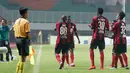 Gol Boaz Solossa untuk Tinus Pae yang berulang tahun saat melawan PS TNI pada laga Torabika SC 2016 di Stadion Pakansari, Bogor, Minggu (19/6/2016). Persipura Menang 3-1. (Bola.com/Nicklas Hanoatubun)