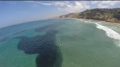 Lautan biasanya dipenuhi dengan hal-hal yang berbahaya dan sekaligus menakjubkan.Salah satunya fenomena alam seperti ini.Tampak dari atas ini seperti tumpahan minyak di tengah laut