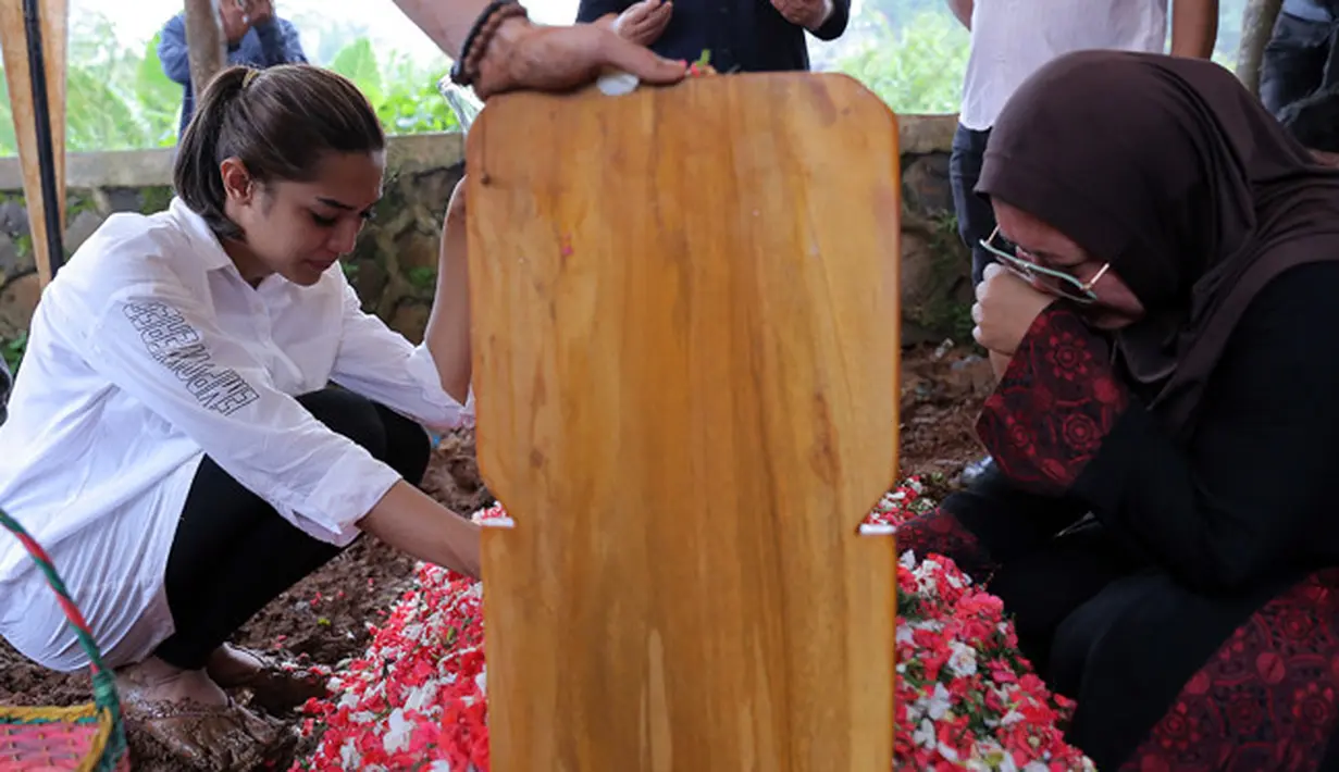 Jenazah Hambali S bin Soejahjo, ayahanda Muhammad Milendaru atau yang akrab disapa Millen Cyrus telah tertutup tanah. Bunga ditabur diatas pusara. Doa dipanjatkan untuk kepergian selama-lamanya. (Deki Prayoga/Bintang.com)