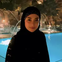 Tampilan Serba Hitam Celine Evangelista saat Umrah Setelah Mualaf. [@celine_evangelista]