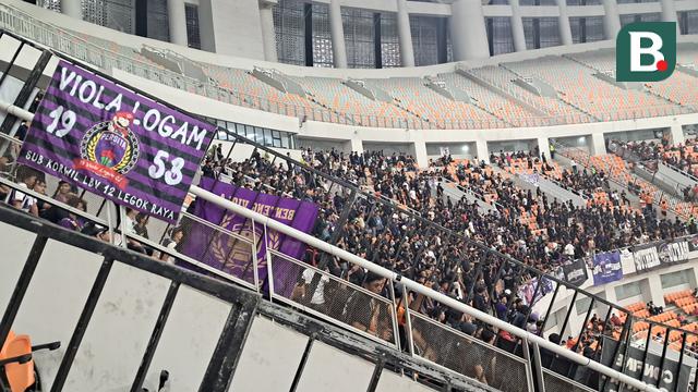 Suporter Persita Tangerang ketika bertandang ke kandang Persija Jakarta.