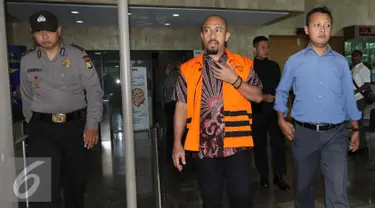 Anggota Komisi V DPR yang juga mantan Wakil Ketua DPP PAN Andi Taufan Tiro (ATT) usai diperiksa di Gedung KPK, Jakarta, Kamis (6/10). (Liputan6.com/Helmi Afandi)