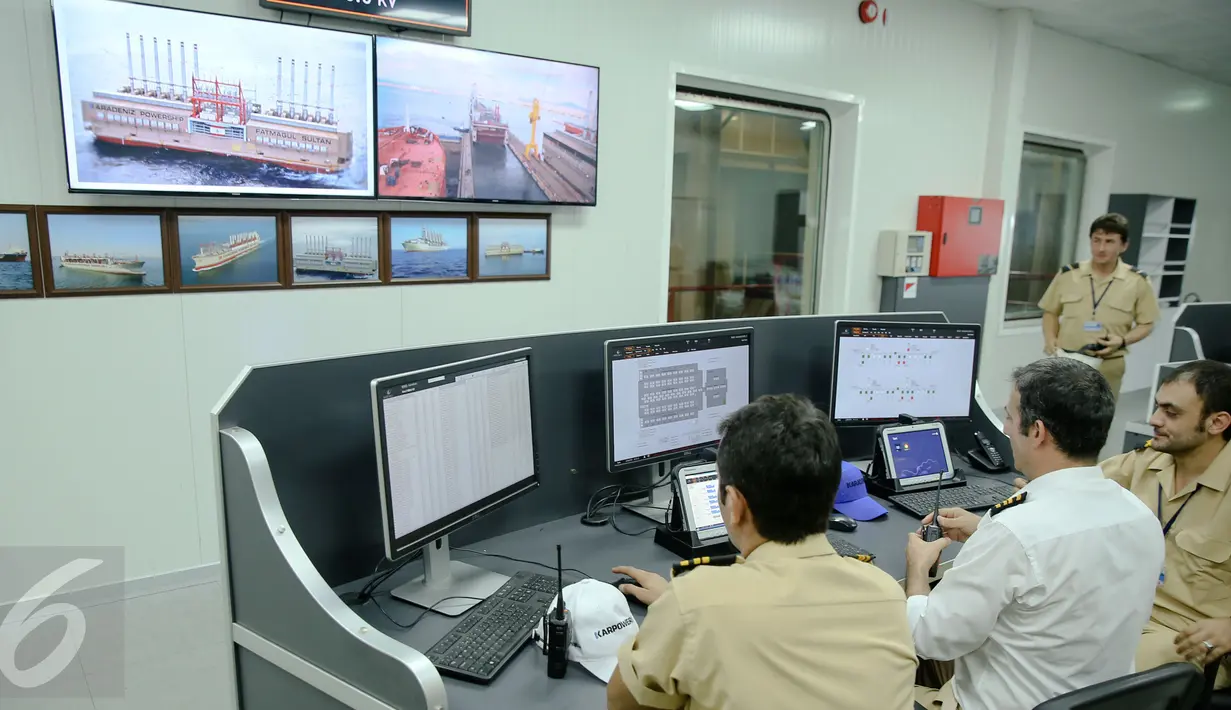 Ruang control Marine Vessel Power Plant saat bersandar di Pelabuhan IPC, Jakarta, (8/12). Karakteristik dari kapal ini salah satunya yaitu menggunakan bahan bakar minyak pada operasi perdana dan capacity factor mencapai 80%. (Liputan6.com/Faizal fanani)
