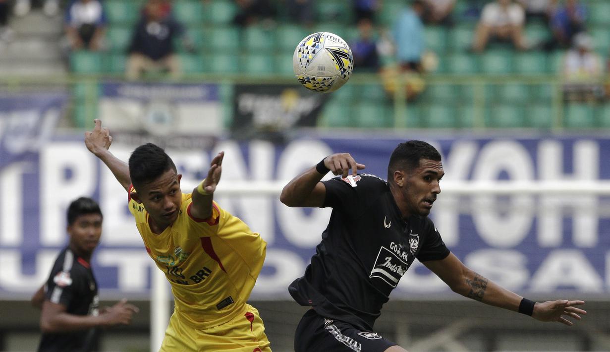 Gelandang PSIS Semarang, Patrick Matoa, berebut bola atas dengan pemain Bhayangkara FC pada laga Shopee Liga 1 di Stadion Patriot Chandrabhaga, Bekasi, Selasa (20/8). Bhayangkara bermain imbang 0-0 dengan PSIS. (Bola.com/Yoppy Renato)