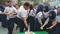 Murid SMP Angkasa, Jakarta Timur sisihkan uang dari hujan uang Tung Desem Waringin untuk amal (Liputan6.com/Giovani Dio Prasasti)