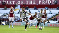 Pemain Manchester United Bruno Fernandes mencetak gol ke gawang Aston Villa pada pertandingan Liga Inggris di Villa Park, Birmingham, Inggris, Minggu (9/5/2021). Manchester United menang 3-1. (Shaun Botterill/Pool via AP)