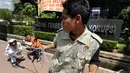 Pengunjuk rasa dari Gerakan Gantung Koruptor (GAGAK) melakukan aksi teatrikal di depan Kantor KPK, Rabu (17/12/2014). (Liputan6.com/Miftahul Hayat)