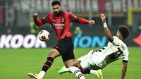Pemain AC Milan, Ruben Loftus-Cheek, berebut bola dengan pemain Rennes, Desire Doue, dalam duel leg pertama play-off fase gugur Liga Europa 2023/2024 di Stadion San Siro, Jumat (16/2/2024). Ruben Loftus-Cheek tampil garang dengan memborong dua gol. (AFP/Gabriel Bouys)