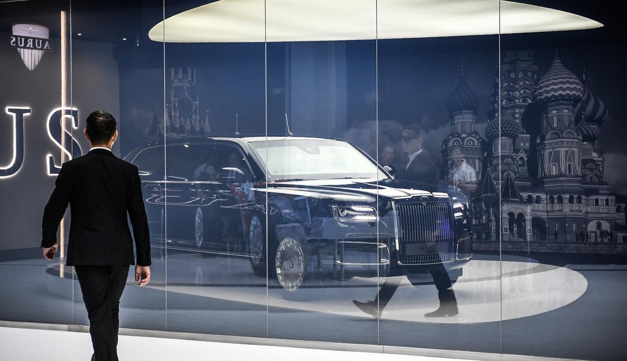 Pengunjung melihat mobil limosin Aurus Senat milik Presiden Rusia Vladimir Putin di Moscow International Motor Show di Moskow (29/8). Mobil ini memiliki panjang 6 meter dan mesin V8 4.400 cc dipasangi dua buah turbo. (AFP Photo/Alexander Nemenov)