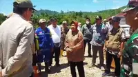 Menteri Sosial Tri Rismaharini saat meninjau lokasi longsor di Kampung Cibatu Hilir Desa Sekarwangi, Kecamatan Cibadak Kabupaten Sukabumi, (Liputan6.com/Fira Syahrin).