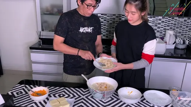 7 Momen Kompak Parto Patrio dan Amanda Caesa Bikin Salad Buah