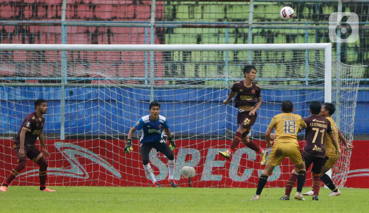 Pemain PSM Makassar Abdul Rahman (tengah) membuang bola dalam pertandingan Babak Penyisihan Grup B Piala Menpora 2021 melawan Bhayangkara Solo FC di Stadion Kanjuruhan, Malang. Sabtu (27/3/2021). PSM Makassar bermain imbang atas Bhayangkara Solo FC 1-1. (Bola.com/Ikhwan Yanuar)