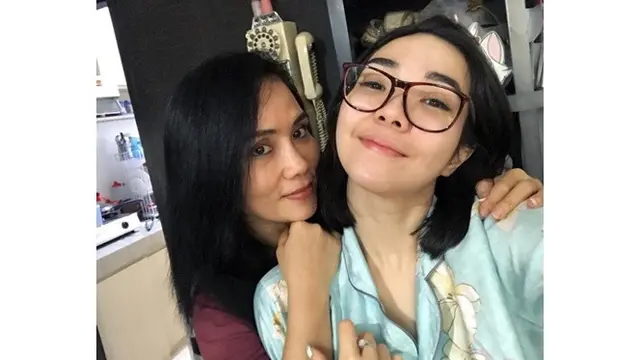 Jarang Terekspos, Ini 6 Potret Ibu Gisella Anastasia yang Cantik Menawan